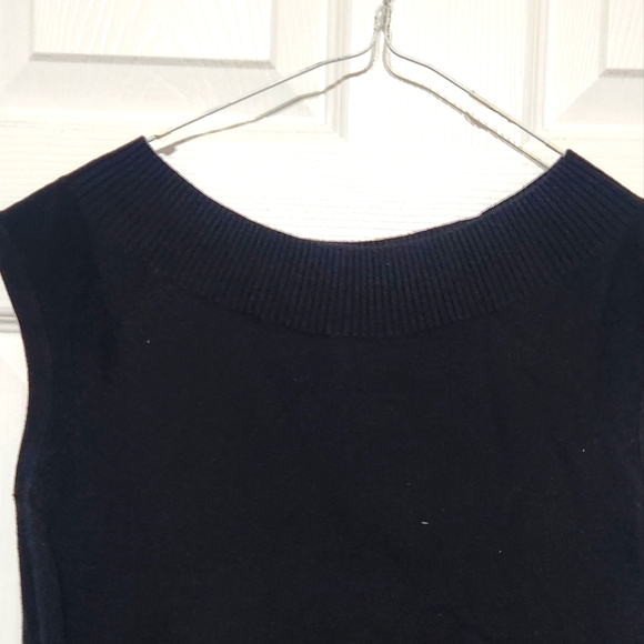 Sleeveless Boat Neck Sweater - Picture 2 of 3